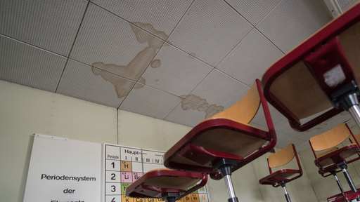 Klassenzimmer mit Nässeschaden an der Decke