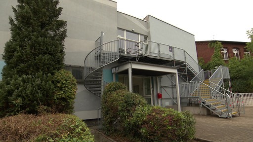 Außenansicht einer Schule.