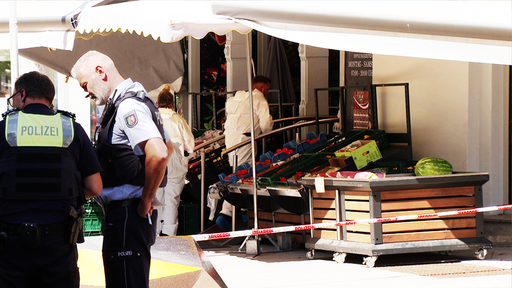Polizei vor Supermarkt in Ohligs beim Spuren sichern