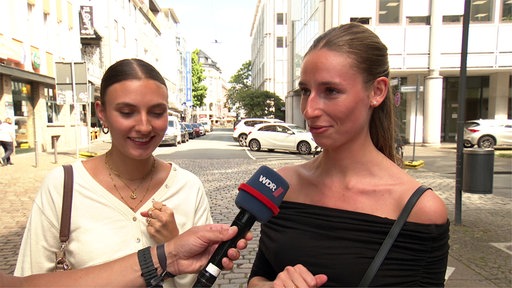 Zwei junge Frauen werden interviewt