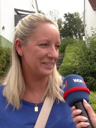 Blonde Frau in blauem Tshirt 