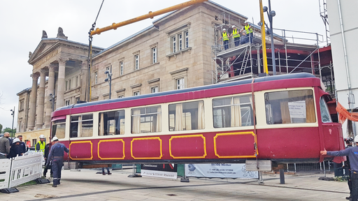 der historischer Schwebebahnwagen wird an den Kran gehangen