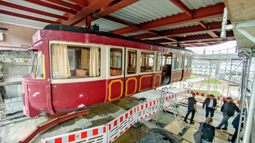 Eine historische Schwebebahn hängt im Wuppertaler Hauptbahnhof