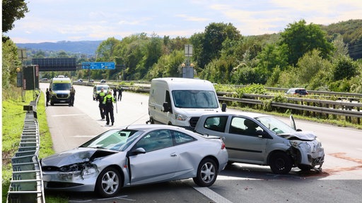 Mehrere Autos auf der Autobahn nach einem Unfall