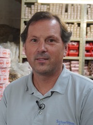 Ein Mann mit einem blauen Shirt