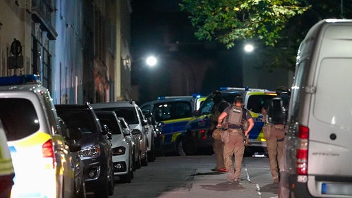 Mehrere Polizeifahrzeuge und Einsatzkräfte stehen nachts in einer engen Straße, nachdem in Wuppertal ein größerer Polizeieinsatz ausgelöst wurde.