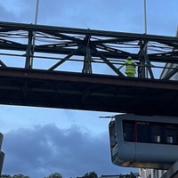 Schwebebahnwagen an Gleisen