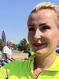 Alexandra Abraham steht an der Trasse und lächelt in die Kamera