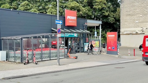 Diesen Supermarkt soll einer der Angeklagten überfallen haben. 