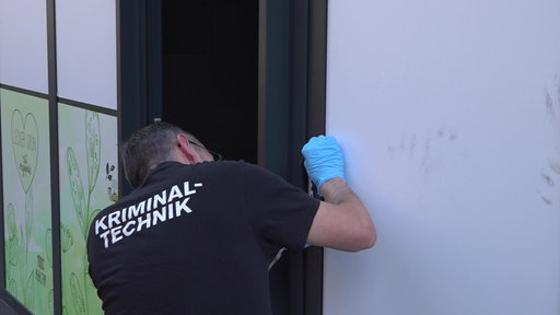 Ein Kriminaltechniker untersucht den Tatort.