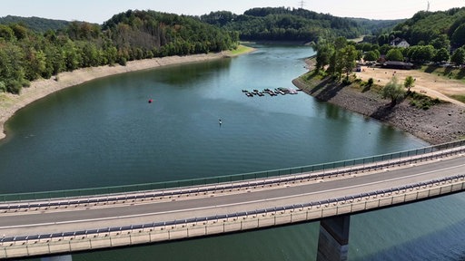 Drohnenaufnahme der Wuppertalsperre von Oben - niedriger Wasserstand erkennbar