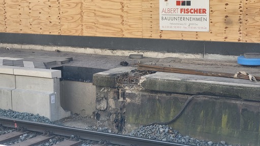 Auf der linken Seite befindet sich ein neuer heller Bahnsteigrand und auf der rechten ein dunklerer alter.