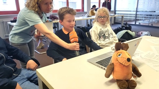 Reporterin mit Schüler