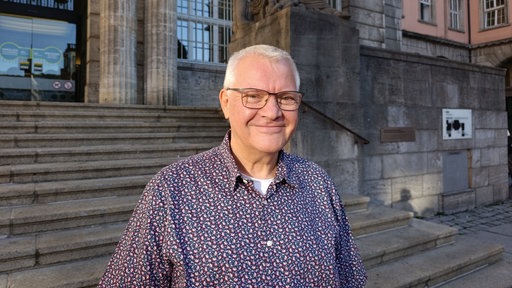 Ein Mann steht vor dem Wuppertaler Rathaus.