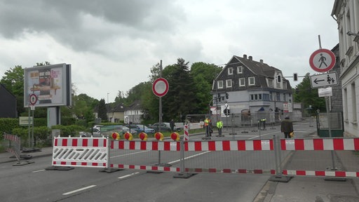 Mit Baken abgesperrte Kreuzung
