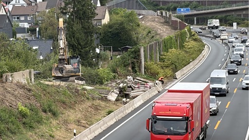 Stau auf einer Autobahn neben einer Baustelle