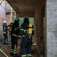 Drei Feuerwehrleute in der Ruine