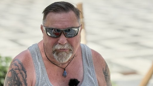 Mann mit Bart und Sonnenbrille