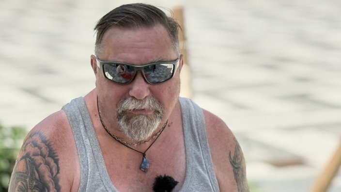 Mann mit Bart und Sonnenbrille
