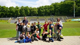 Jubelnde Kinder mit Fußbällen 