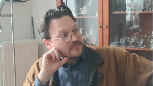 Mann mit Brille schaut nach rechts