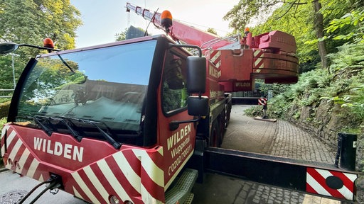 Ein roter Schwerlastkran