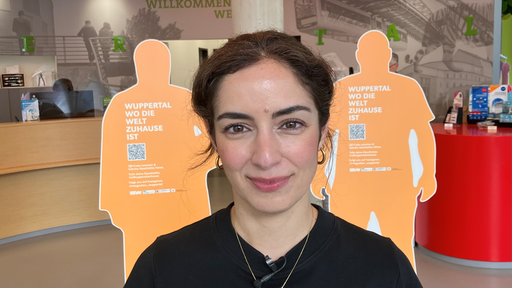 Miriam Lopes Noronha zwischen den Pappfiguren