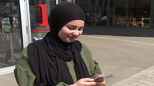 Junge Frau mit Handy