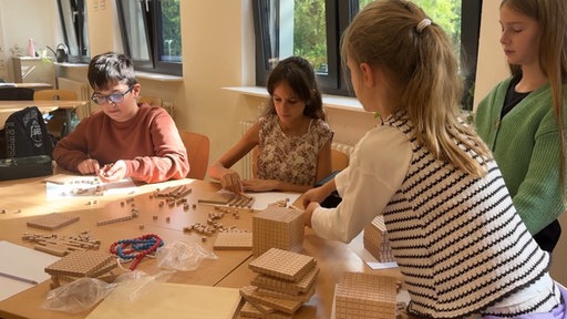 Schüler lernen in Kleingruppen