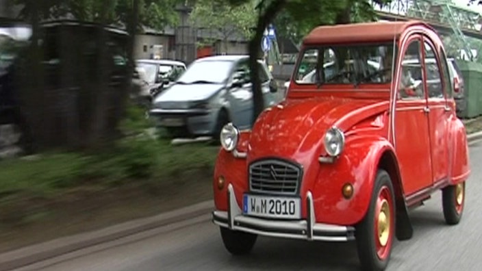 ein rotes Auto beim fahren