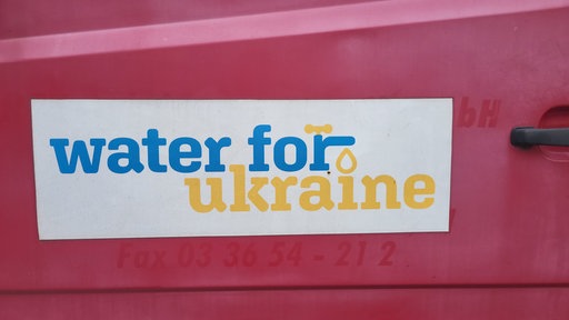 roter LKW mit dem Logo von "water for ukraine"