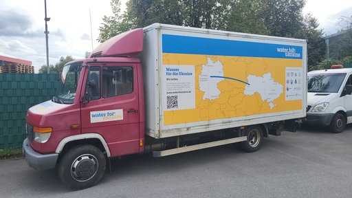 Roter LKW von "water for ukraine"