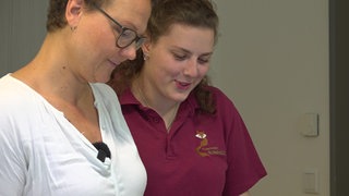 Junges Mädchen im Gespräch mit ihrer älteren Chefin