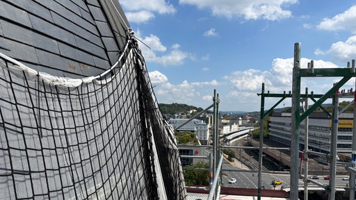 Das Dach der Stadthalle Wuppertal mit Gerüst