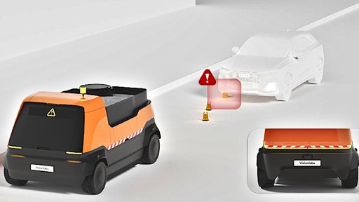 Ein autonomer Asphaltier-Roboter in schwarz und orange fährt vor einem Auto her