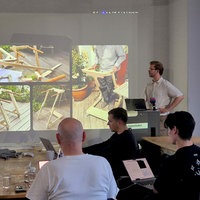 Auf einer Präsentation vor dem Uni-Kurs ist ein Prototyp aus Holz zu sehen