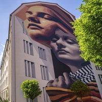 Wandbild an einer Hauswand in Wuppertal links von der Schwebebahn