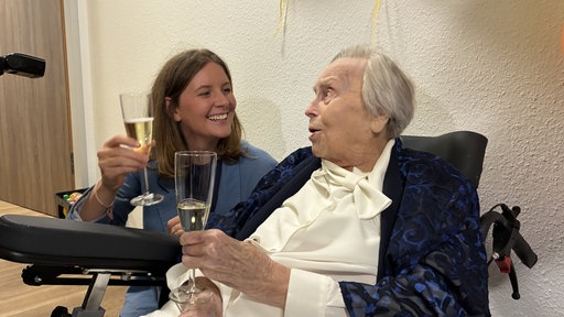 Lieselotte Debry und OB Miriam Scherff mit Sektgläsern in der Hand.