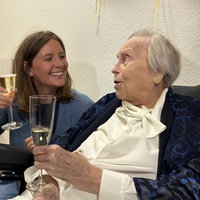 Lieselotte Debry und OB Miriam Scherff mit Sektgläsern in der Hand.