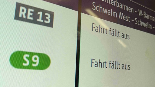 Eine Abfahrtstafel zeigt ausfallende Züge