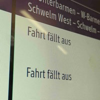 Eine Abfahrtstafel zeigt ausfallende Züge
