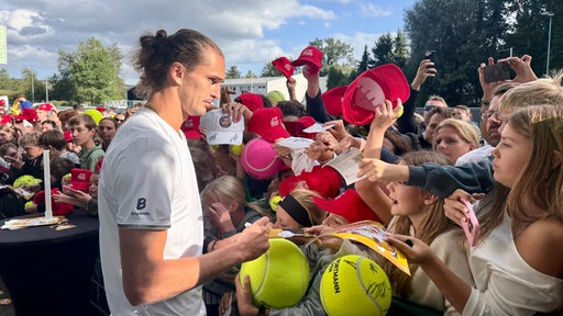 Hunderte Fans hoffen auf ein Autogramm von Tennis-Star Alexander Zverev