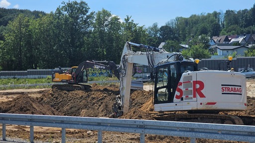 Bagger bei Verkehrsbaustelle in OWL im Sommer