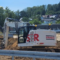 Bagger bei Verkehrsbaustelle in OWL im Sommer