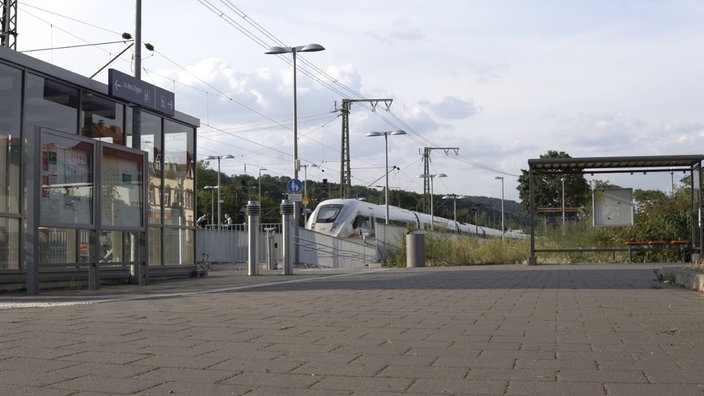 Ein ICE in einem Bahnhof