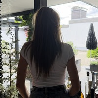 Frau mit dem Rücken zur Kamera