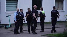 Polizeibeamte stehen vor einem Haus in Bielefeld