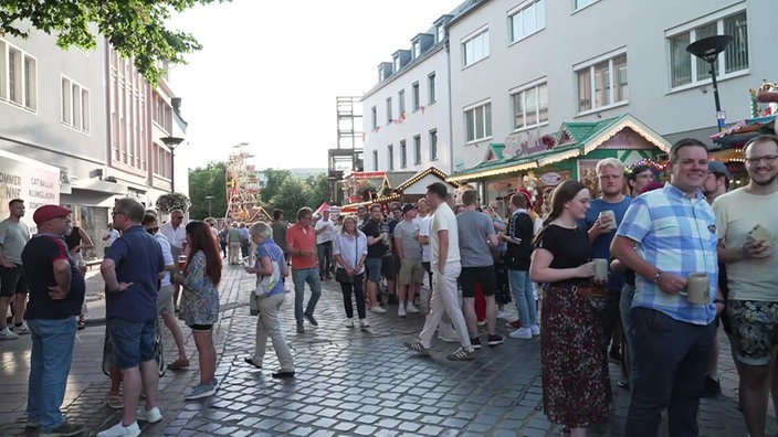 Libori Besucher warten in der Schlange zum Bierbrunnen.