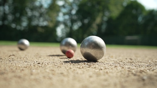 Boule-Kugeln auf dem Sand.