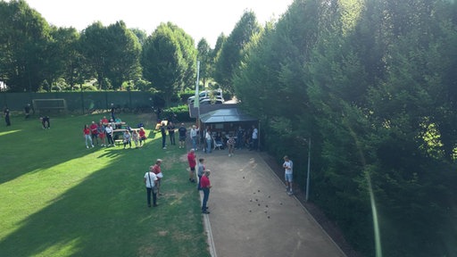 Die Boulebahn bei Halle aus der Vogelperspektive.